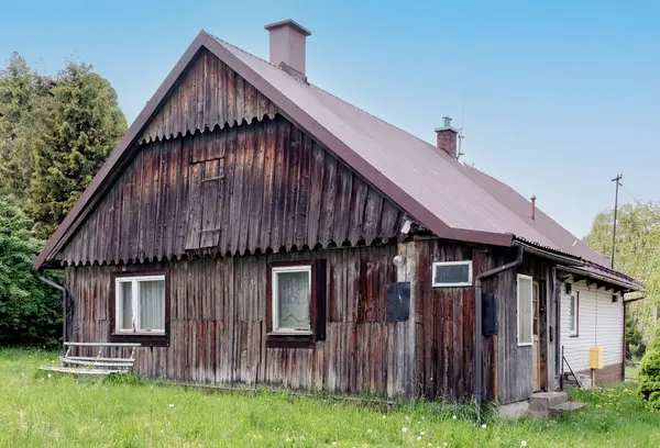 Eski kırsal ahşap ev, yaz manzarası.