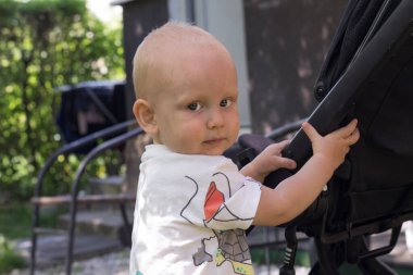 Küçük neşeli Avrupalı çocuk, sarışın, bir buçuk yaşında, yakın plan portre.