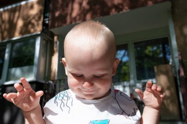 Küçük neşeli Avrupalı çocuk, sarışın, bir buçuk yaşında, yakın plan portre.