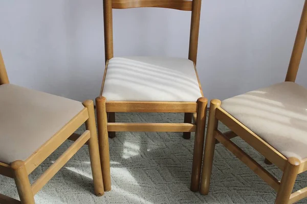 Καρέκλα Τοποθετημένη Δύο Καρέκλες — Φωτογραφία Αρχείου