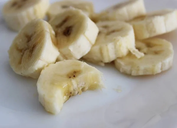 Banane Ringe Und Ein Stück Mit Biss Geschnitten — Stockfoto