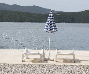 Şemsiyeyi indirdim ve kumsalda güneşlendim.