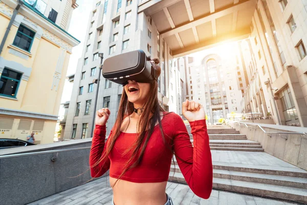 Woman Virtual Reality Helmet Walks Street — Fotografia de Stock
