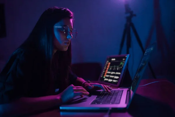 Aantrekkelijke Jonge Vrouw Die Nachts Thuis Werkt Meisje Met Laptop — Stockfoto
