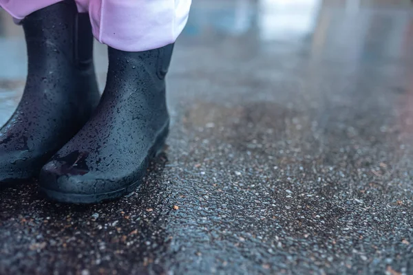 Sokakta Pembe Yağmurluklu Gülümseyen Genç Bir Kadın — Stok fotoğraf