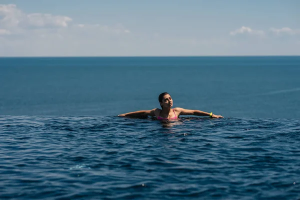 Happy Woman Swimsuit Swimming Infinity Pool Luxury Hotel Seafront Relaxing — Zdjęcie stockowe