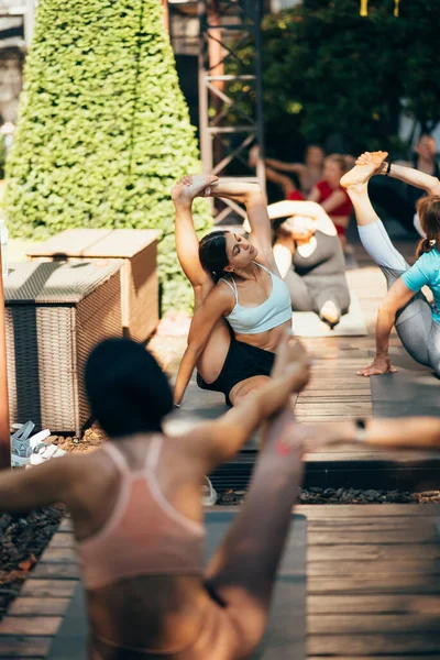 Woman Does Yoga Together Her Group Open Air Healthy Lifestyle — Stockfoto