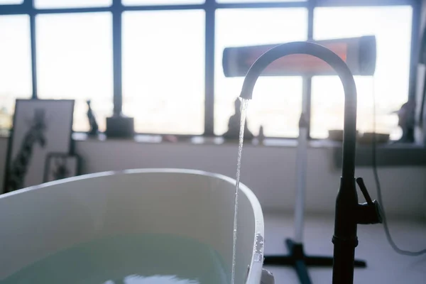 Close Water Flows Luxurious Water Tap Bathtub – stockfoto