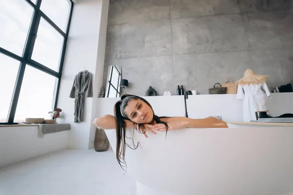 Mulher Feliz Tomando Banho Casa Relaxamento Bem Estar — Fotografia de Stock