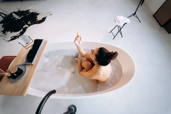 Happy Woman Bathing Home Relaxation Wellness — Fotografia de Stock
