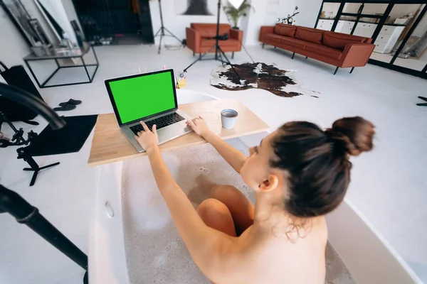 Evde Küvet Kullanırken Dizüstü Bilgisayarda Çalışan Genç Bir Kadın — Stok fotoğraf