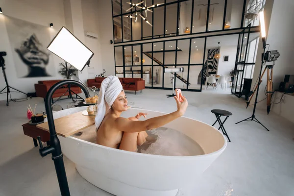 Woman Taking Selfie While Taking Bath — Stock fotografie