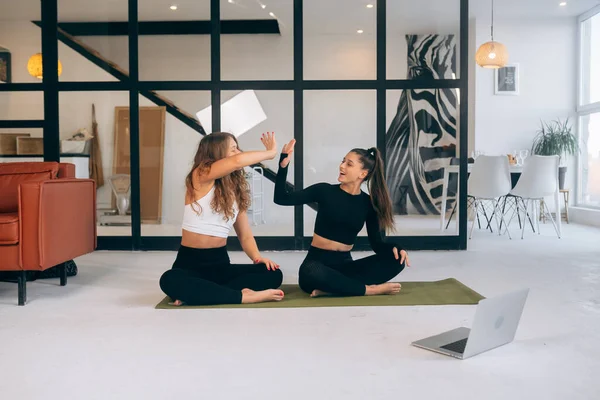 Two Young Women Meditating Lotus Pose Yoga — Foto de Stock