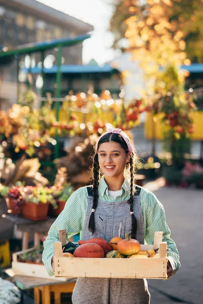 Femme Agricultrice Tient Une Boîte Bois Avec Des Citrouilles Dans — Photo