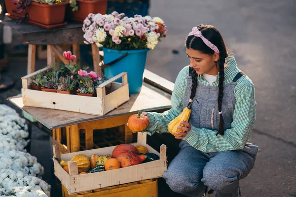 Decoración Mujer Agricultor Una Caja Madera Con Pequeñas Calabazas Mercado — Foto de Stock