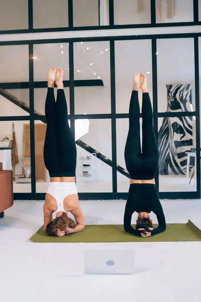 Two Beautiful Young Woman Working Out Indoors Doing Yoga Exercise — Stock fotografie