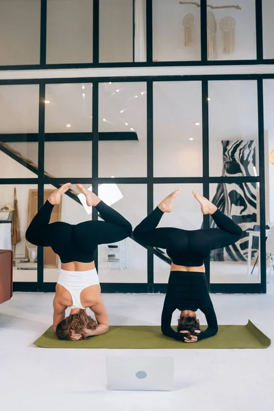 Two Beautiful Young Woman Working Out Indoors Doing Yoga Exercise — Stock fotografie