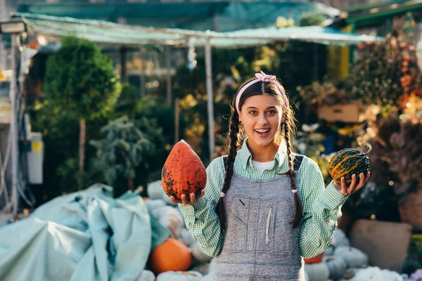 Petani Perempuan Penjual Menunjukkan Panen Musim Gugur Kamera Konsep Pertanian — Stok Foto