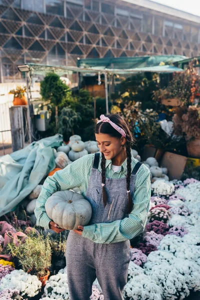 Kot Pantolon Giyen Mutlu Çiftçi Kadın Olgun Bir Balkabağı Tutuyor — Stok fotoğraf
