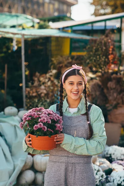 Wanita Menarik Memegang Bunga Dekoratif Pot Bunga Pasar Konsep Taman — Stok Foto