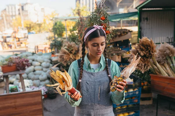 Genç Çekici Sıradan Bir Kadın Güz Çiftliği Dükkanından Renkli Mısır — Stok fotoğraf