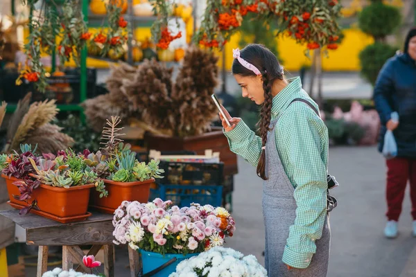 Wanita Mengambil Foto Tanaman Pot Dengan Smartphone Nya — Stok Foto