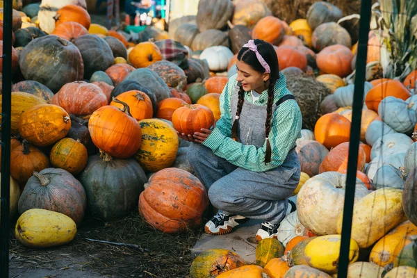 Happy Farmer Woman Denim Jumpsuit Chooses Ripe Pumpkin Autumn Harvest — Stock Photo, Image