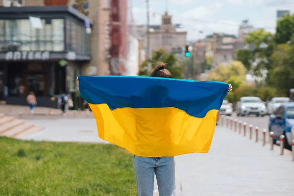 Молодая Женщина Национальным Флагом Украины Гуляет Городу — стоковое фото