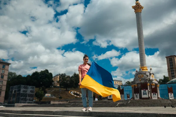Mujer Joven Con Bandera Nacional Ucrania Ciudad — Foto de Stock