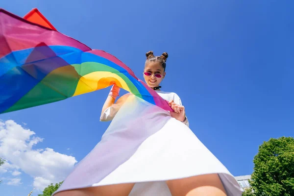 Молодая Женщина Разрабатывает Радужный Флаг Против Неба Поддержку Лгбт Сообщества — стоковое фото
