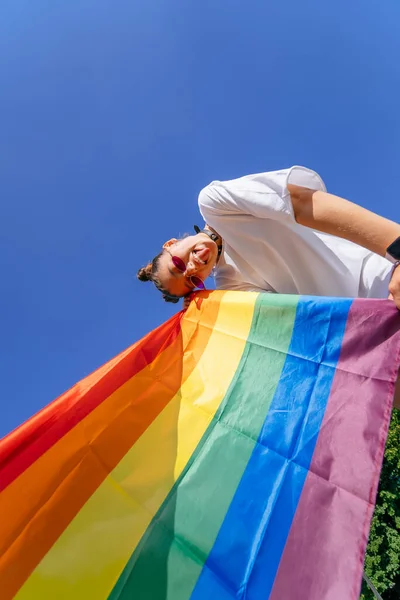 Una Giovane Donna Sviluppa Una Bandiera Arcobaleno Contro Cielo Sostegno — Foto Stock