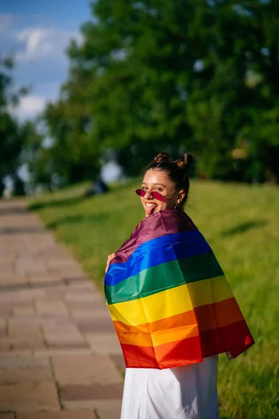 Mujer Joven Con Bandera Orgullo Lgbt Parque — Foto de Stock