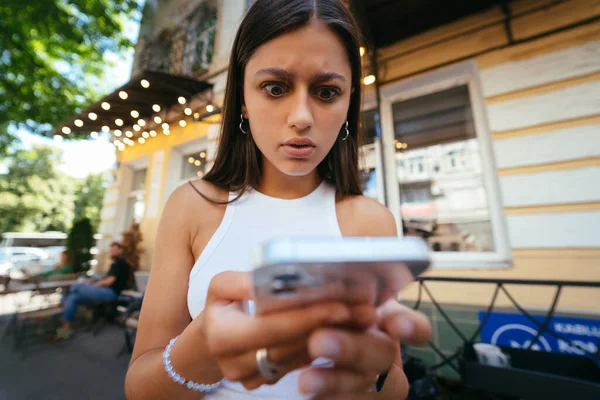 Güzel Kadın Onun Cep Telefonu Profil Görünümünde Bir Sms Okumak — Stok fotoğraf