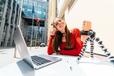 Bir yazlık kafede uzaktan kumandalı iş yapan genç bir kadın. Serbest çalışan kadın. Küçük işletme