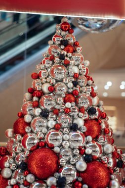 Değerli süslemelerden yapılmış Noel ağacı.