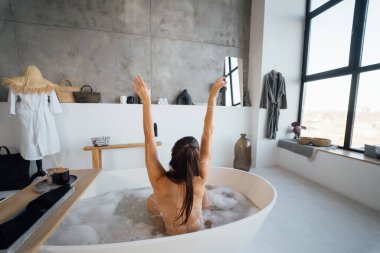 Güzel genç bayan evde banyo yapıyor.