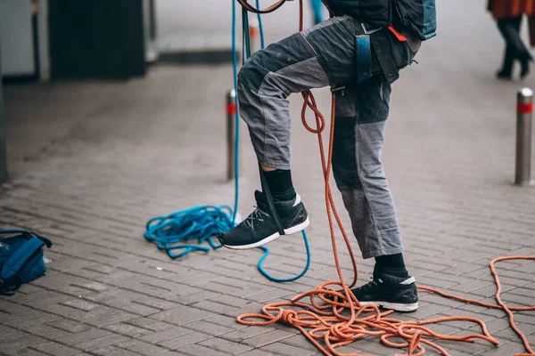Worker Climber Preparing Work Climber Tightens Safety Belt Check Fixing — Foto de Stock