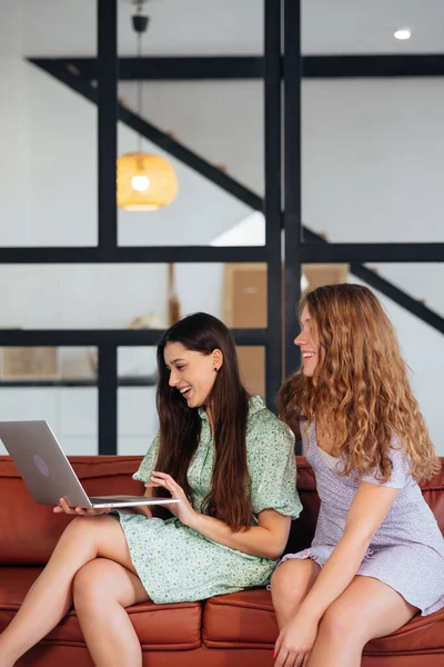 Two Young Women Using Computer Couch — Stock Photo, Image