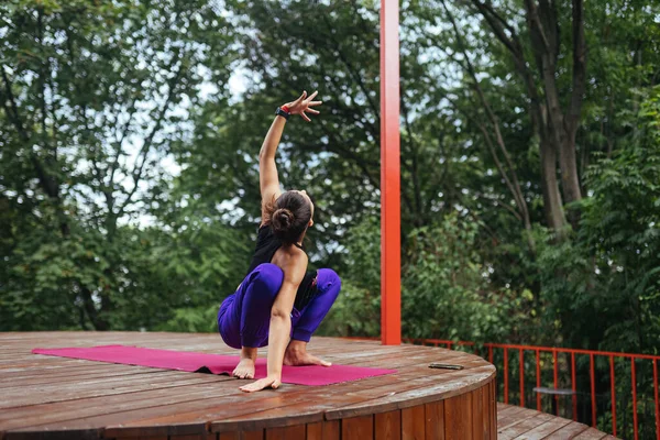 Una Joven Haciendo Yoga Patio Terraza —  Fotos de Stock