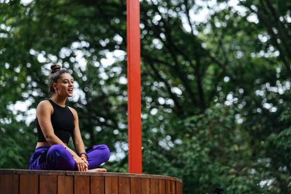 Young Woman Practising Yoga Sitting Lotus Position Wooden Podium Garden — Stock Photo, Image