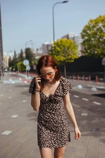 Mulher Bonita Está Andando Pela Rua Com Smartphone Suas Mãos — Fotografia de Stock