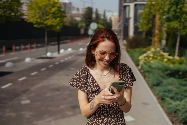 Güzel Bir Kadın Elinde Akıllı Telefonuyla Caddede Yürüyor Modern Şehir — Stok fotoğraf