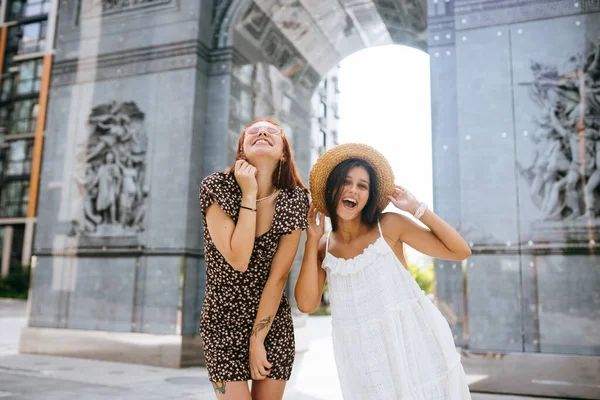 Retrato Dois Jovens Bonita Sorridente Hipster Fêmea Moda Roupas Verão — Fotografia de Stock