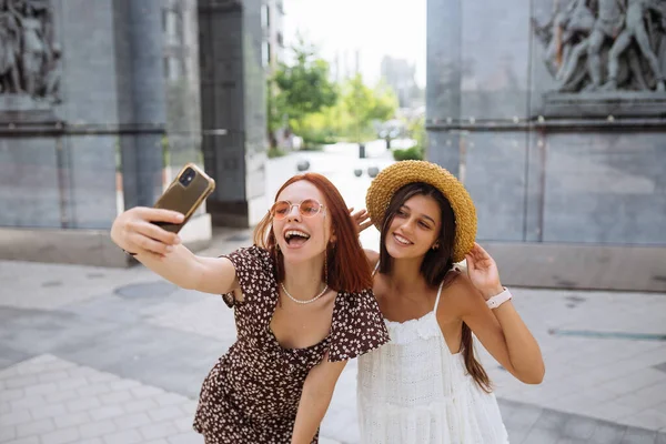 Dvě Radostné Veselé Dívky Selfie Venku — Stock fotografie