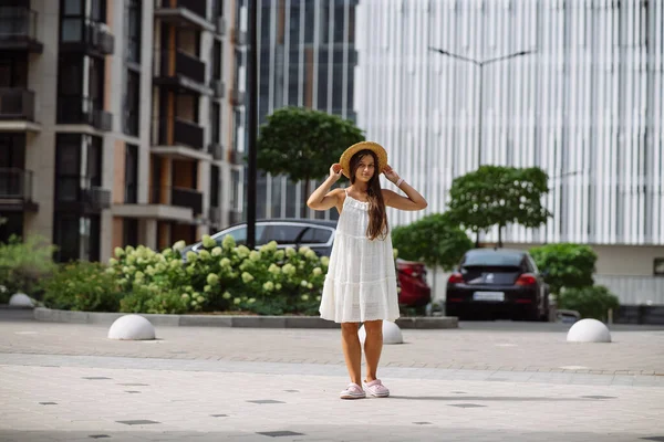 Genç Seksi Güzel Beyaz Elbiseli Kadın Şehir Caddesinde Yürüyor — Stok fotoğraf