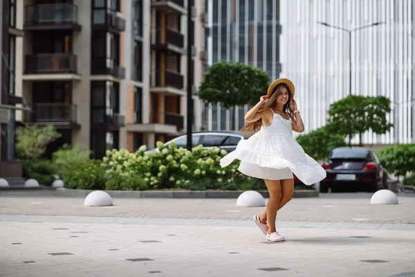 Молодая Сексуальная Красивая Женщина Белом Платье Ходит Городской Улице — стоковое фото