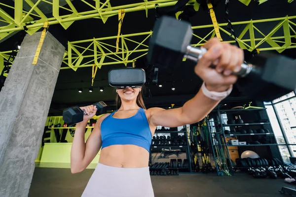 Portrétní Pohled Ženu Brýlích Virtuální Reality Cvičení Činkami Tělocvičně — Stock fotografie