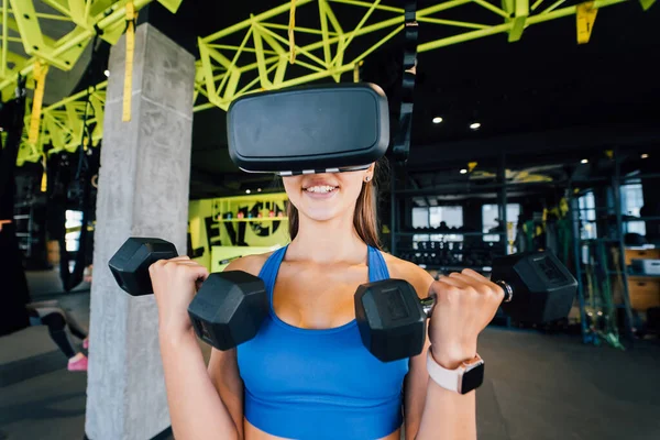 Vista Retrato Mulher Vestindo Óculos Realidade Virtual Exercitando Com Halteres — Fotografia de Stock