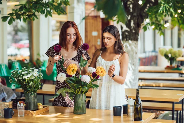 Две Молодые Женщины Принимают Заказы Составляют Прекрасный Праздничный Букет Флористика — стоковое фото