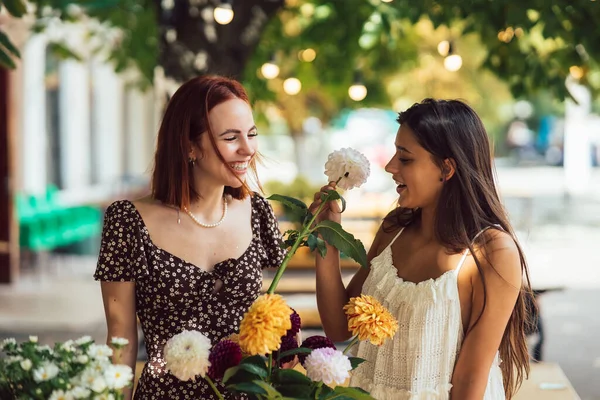 Dvě Mladé Ženy Přijímají Objednávky Připravují Překrásnou Slavnostní Kytici Floristry — Stock fotografie